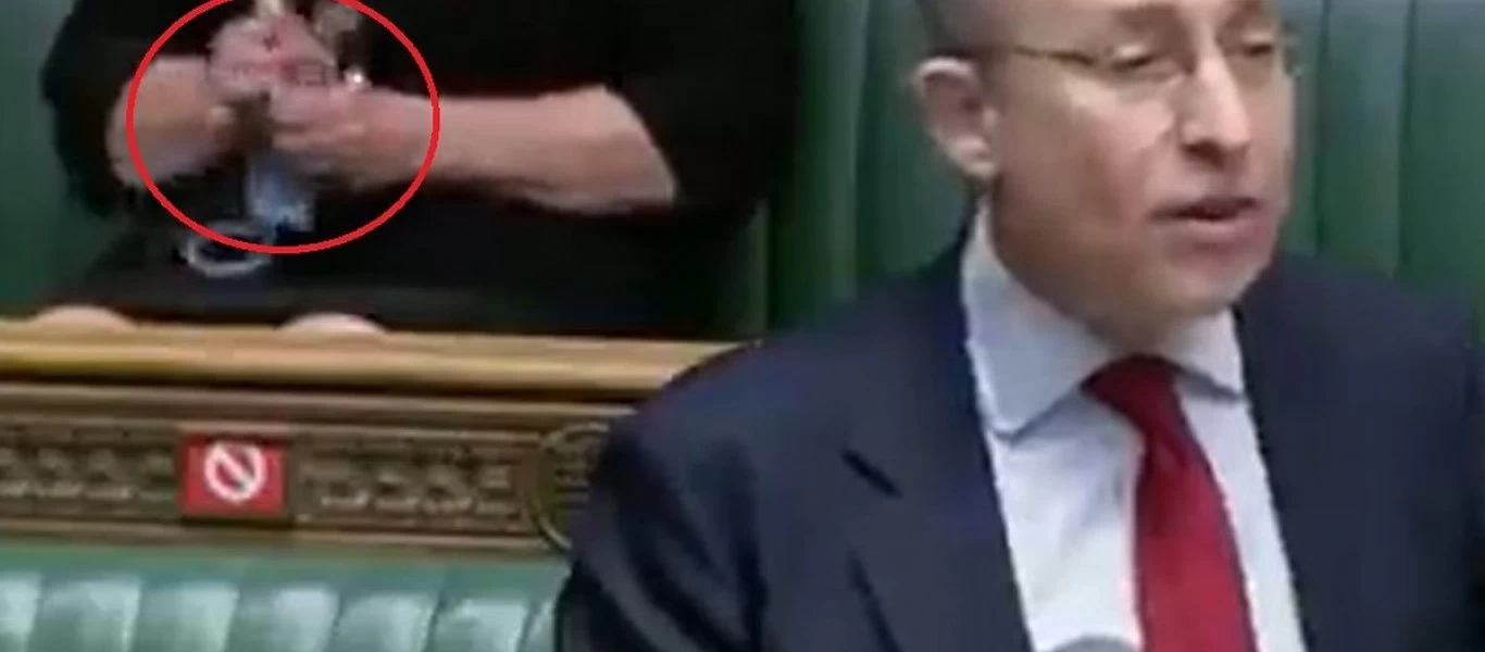 Βρετανία: Βουλευτής καθάριζε με μάσκα τα γυαλιά της (βίντεο)